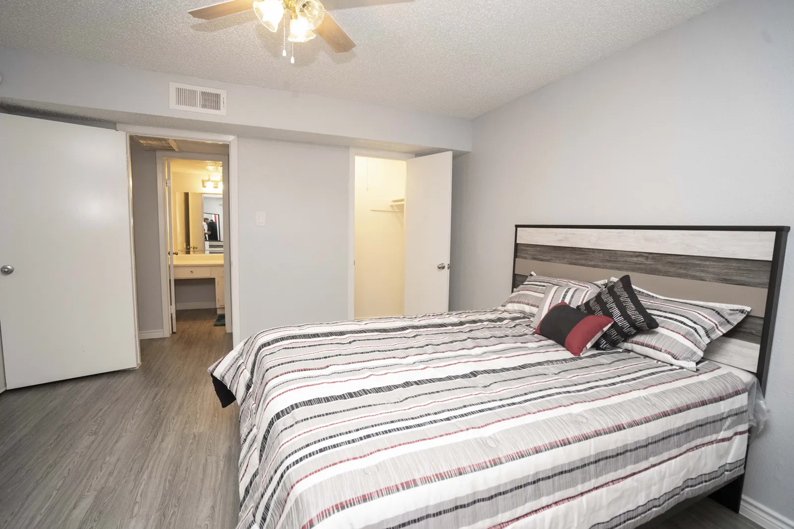 Eden Pointe — Den